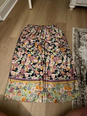 Floral Print satin pants in Black and Green